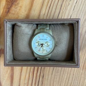 MICHAEL KORS Status Watch